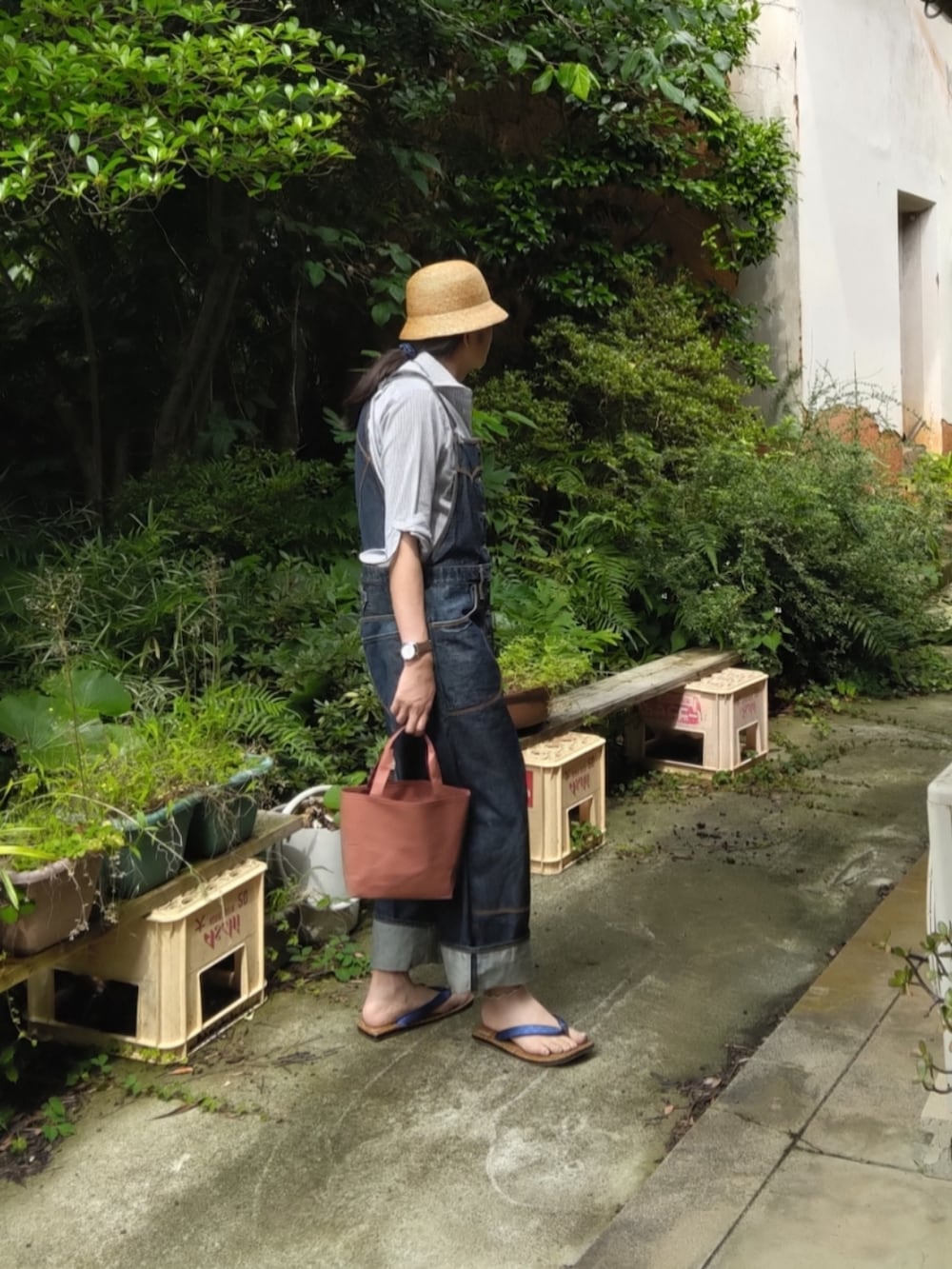 ブルー系のサロペット/オーバーオールを着用したメンズの夏コーディネートの3枚目の写真