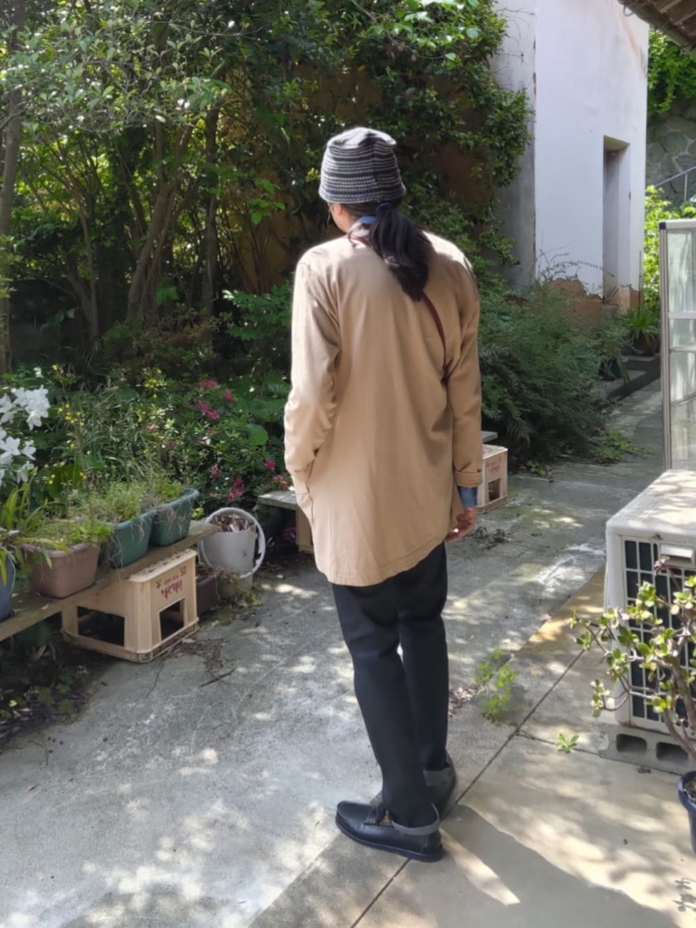 ブルー系のローファー、ブラック系のデニムパンツ、ブルー系のシャツ/ブラウスを着用したメンズの春コーディネートの2枚目の写真