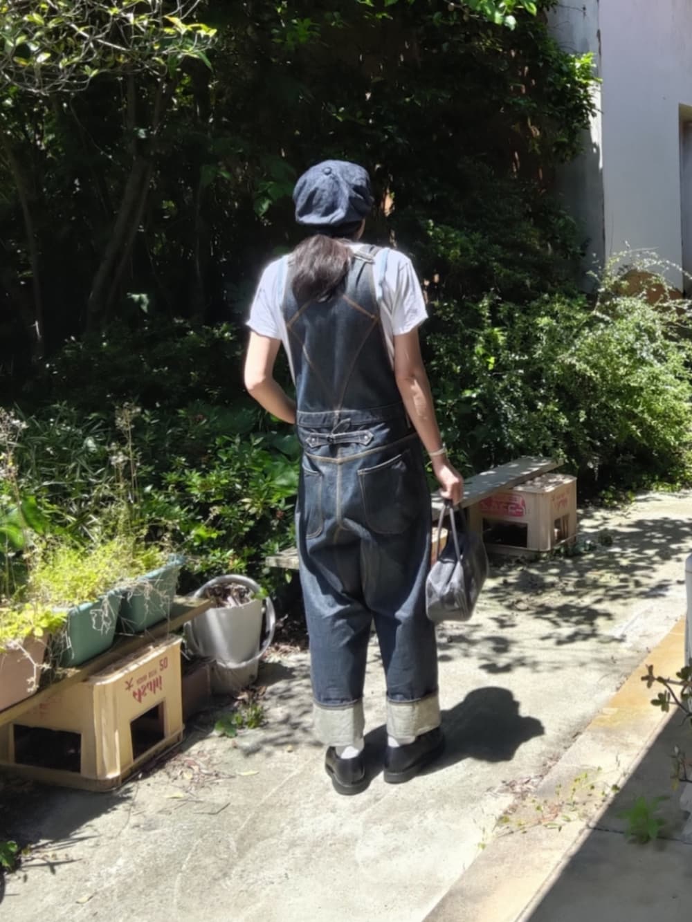 ホワイト系のTシャツ/カットソー、ブルー系のサロペット/オーバーオール、ブラック系のモカシン/デッキシューズを着用したメンズの春コーディネートの2枚目の写真