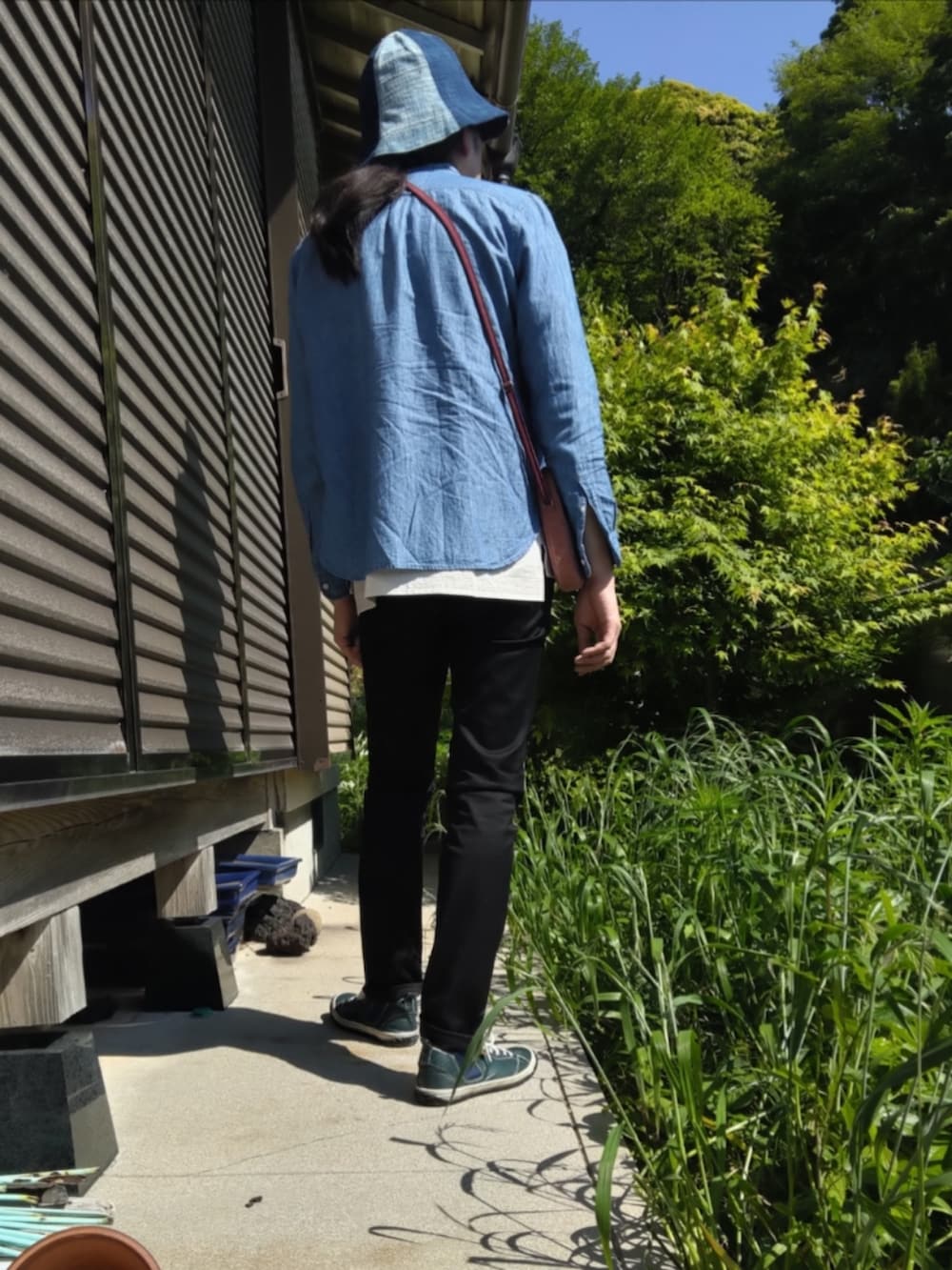ブルー系のスニーカー、ブラック系のデニムパンツ、ブルー系のシャツ/ブラウスを着用したメンズの春コーディネートの2枚目の写真