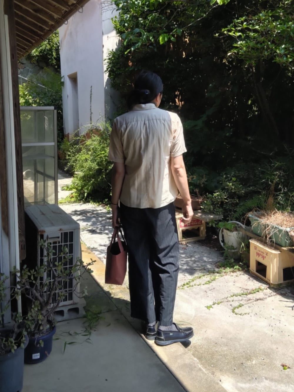 ベージュ系のシャツ/ブラウス、ブラック系のスラックス、ブルー系のローファーを着用したメンズの夏コーディネートの3枚目の写真