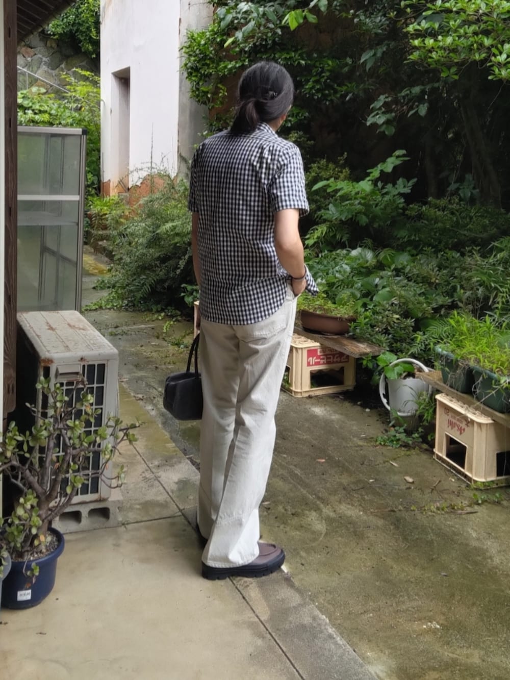 ベージュ系のTシャツ/カットソー、ブルー系のシャツ/ブラウス、ブラック系のハンドバッグを着用したメンズの夏コーディネートの3枚目の写真
