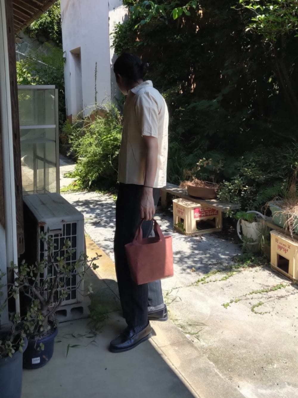 ベージュ系のシャツ/ブラウス、ブラック系のスラックス、ブルー系のローファーを着用したメンズの夏コーディネートの2枚目の写真