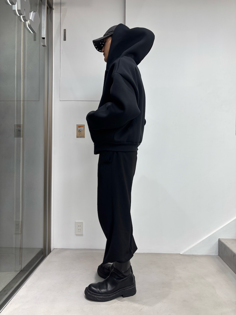 ブラック系のパーカーを着用したメンズの春コーディネートの2枚目の写真