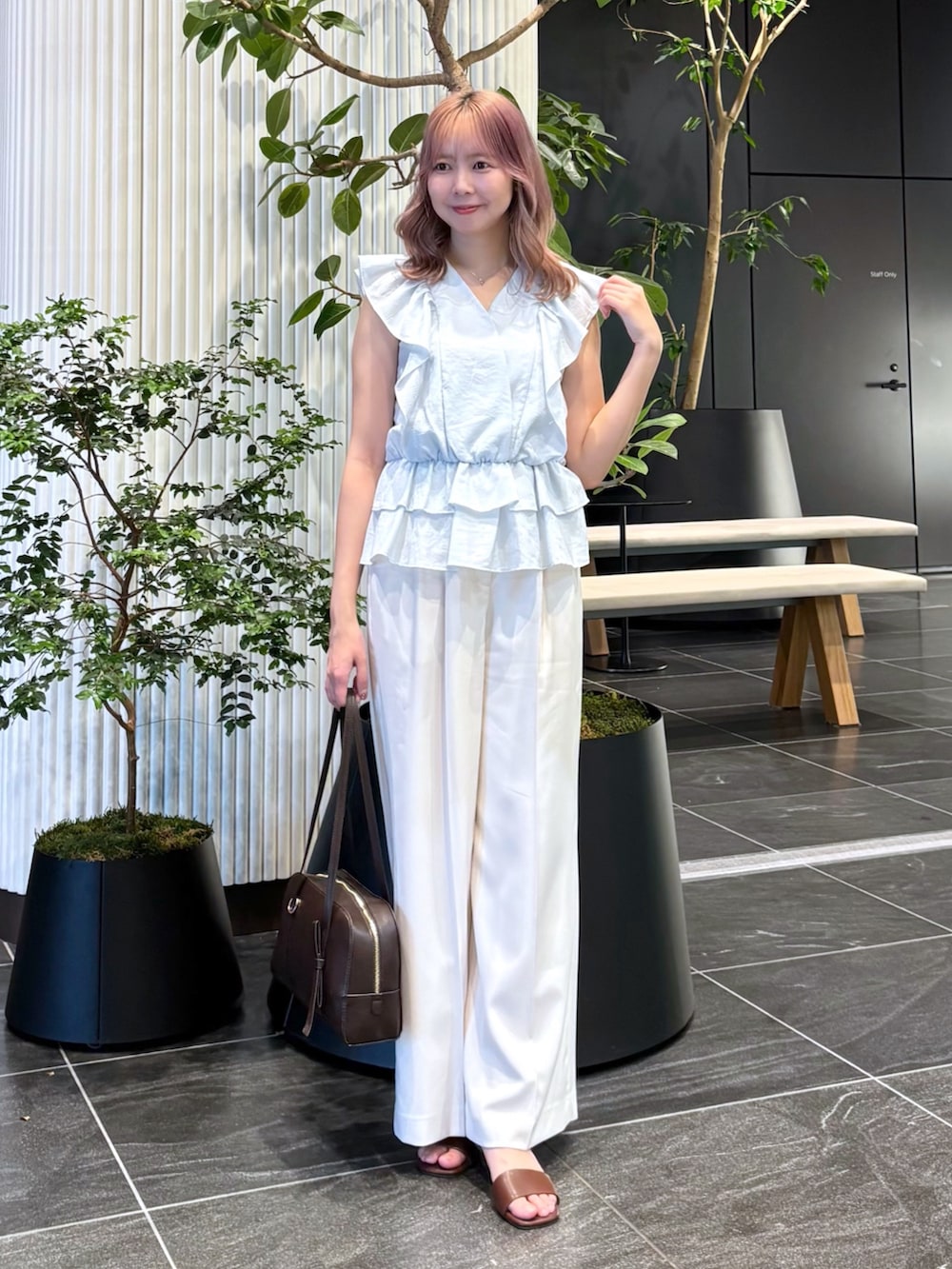 ブルー系のシャツ/ブラウス、ホワイト系のその他パンツ、ブラウン系のボストンバッグを着用したレディースの夏コーディネートの5枚目の写真