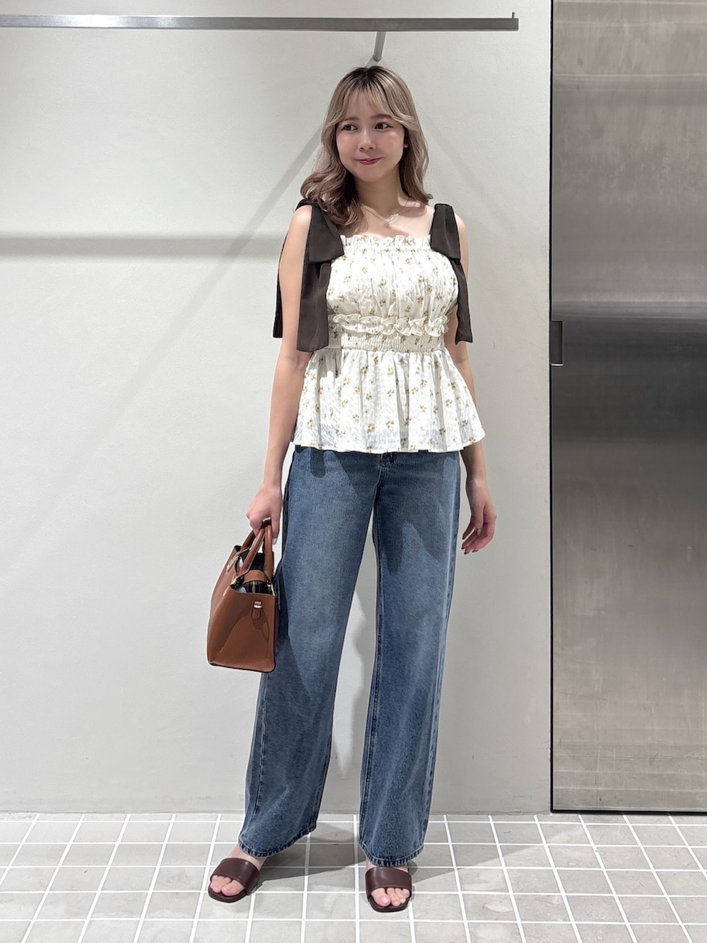 ベージュ系のシャツ/ブラウス、ブルー系のデニムパンツ、イエロー系のトートバッグを着用したレディースの夏コーディネートの4枚目の写真