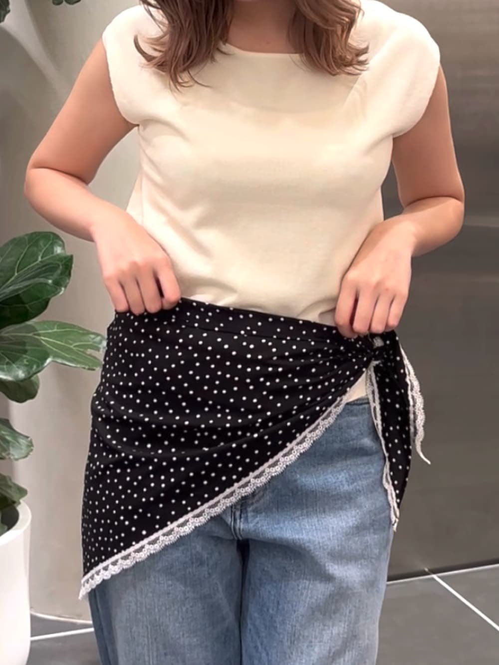 ホワイト系のニット/セーター、ブルー系のデニムパンツ、ブラウン系のサンダルを着用したレディースの夏コーディネートの7枚目の写真
