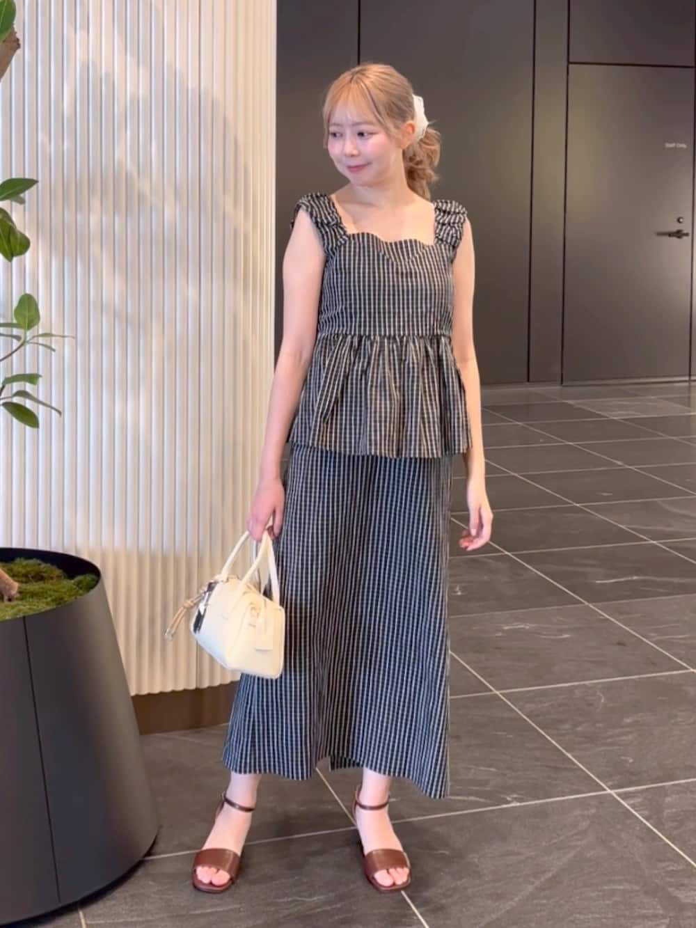 ブラック系のシャツ/ブラウス、ブラック系のワンピース、ホワイト系のボストンバッグを着用したレディースの夏コーディネートの5枚目の写真