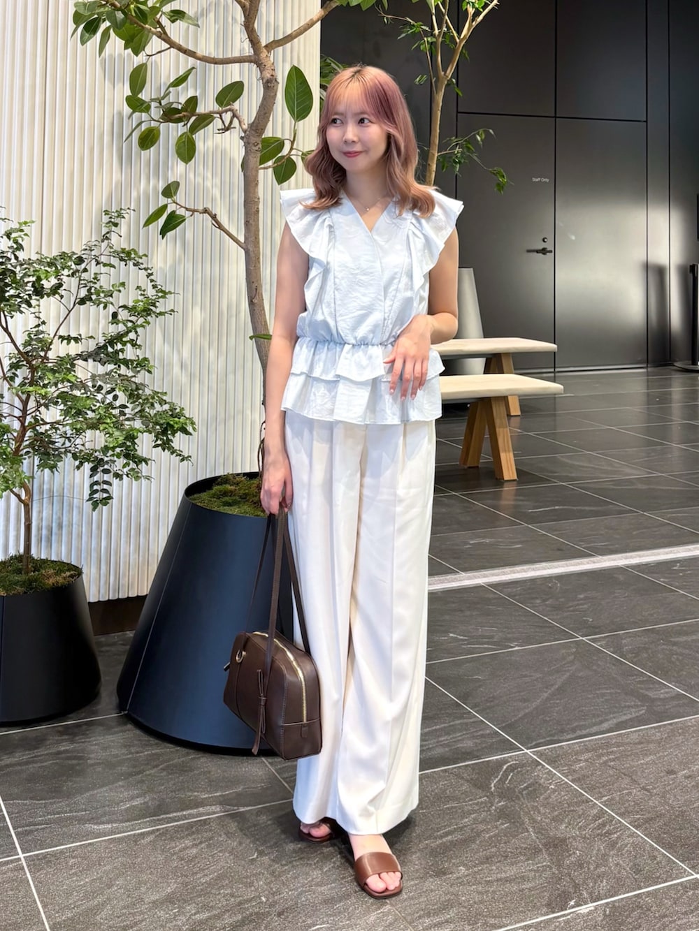 ブルー系のシャツ/ブラウス、ホワイト系のその他パンツ、ブラウン系のボストンバッグを着用したレディースの夏コーディネートの4枚目の写真