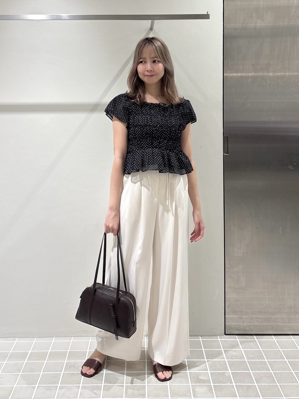 ホワイト系のその他パンツ、ブラウン系のボストンバッグ、ブラウン系のサンダルを着用したレディースの夏コーディネートの2枚目の写真