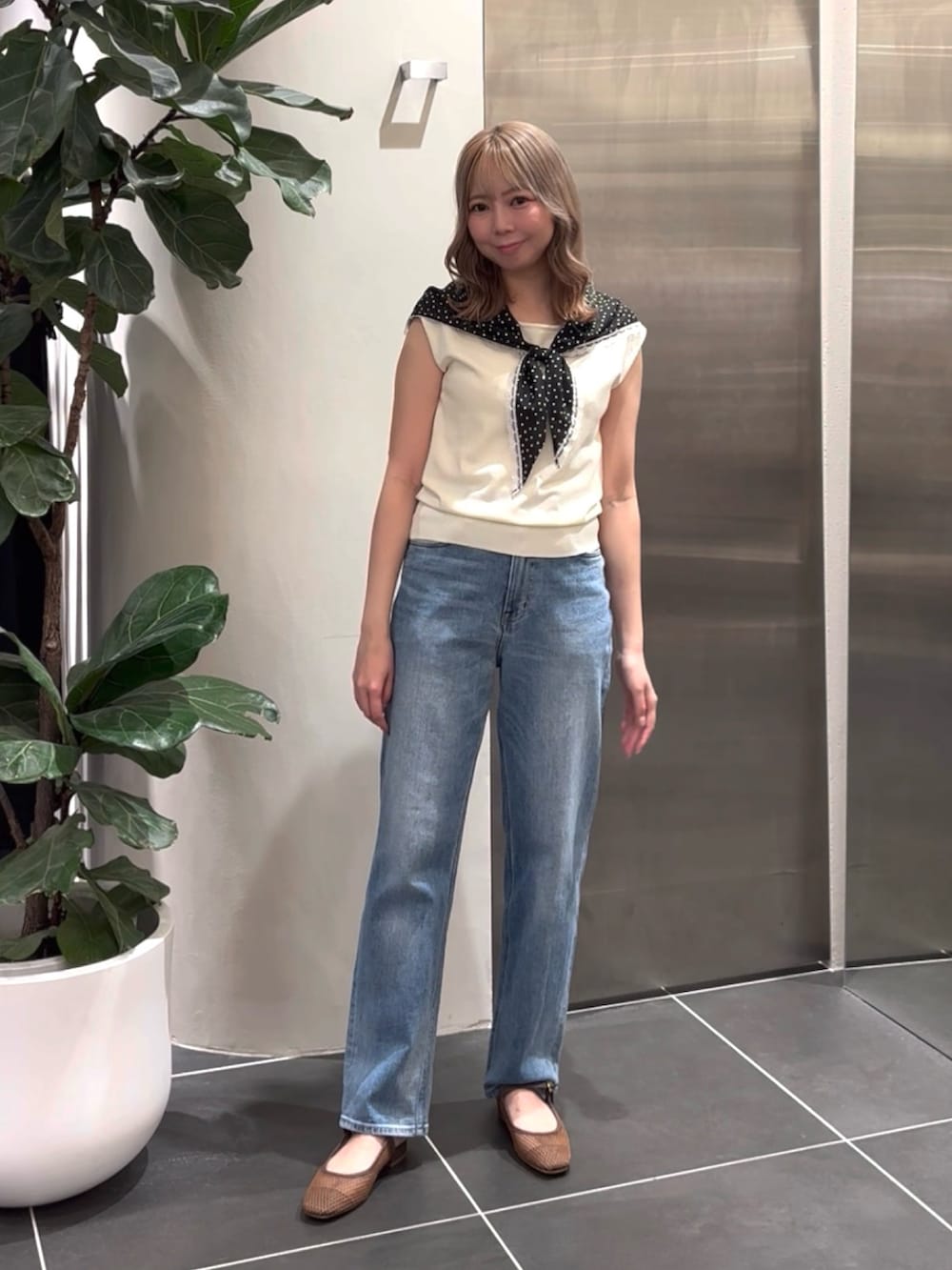 ホワイト系のニット/セーター、ブルー系のデニムパンツ、ブラウン系のサンダルを着用したレディースの夏コーディネートの6枚目の写真