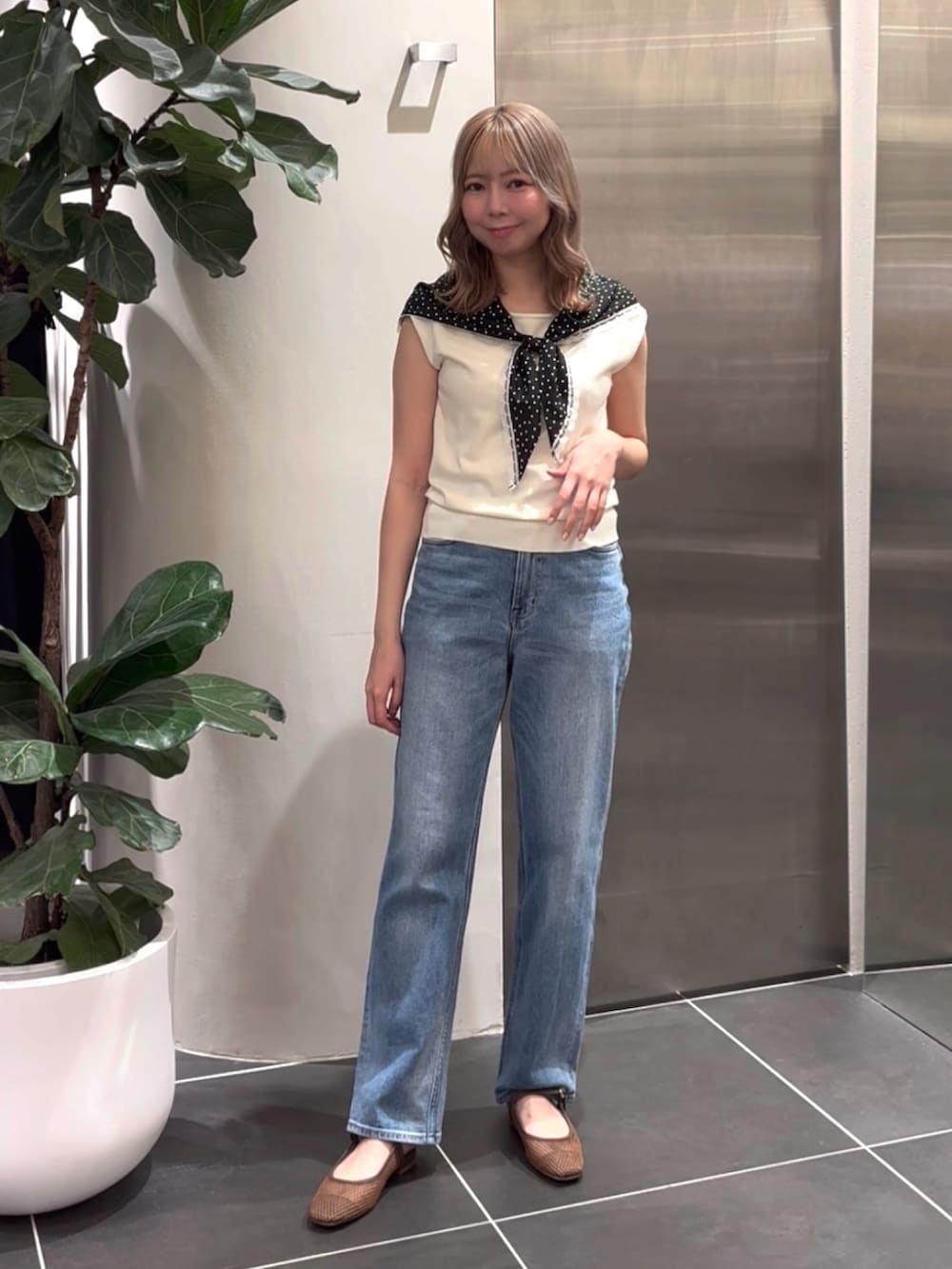 ホワイト系のニット/セーター、ブルー系のデニムパンツ、ブラウン系のサンダルを着用したレディースの夏コーディネートの5枚目の写真