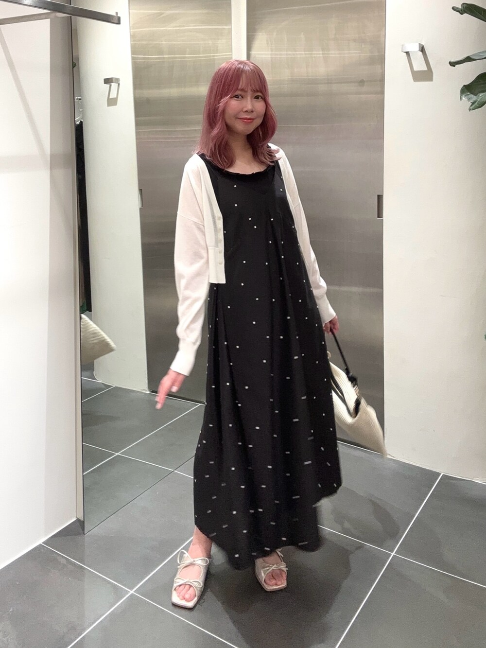 ブラック系のワンピース、ホワイト系のカーディガン/ボレロ、ブラック系のタンクトップを着用したレディースの夏コーディネートの3枚目の写真