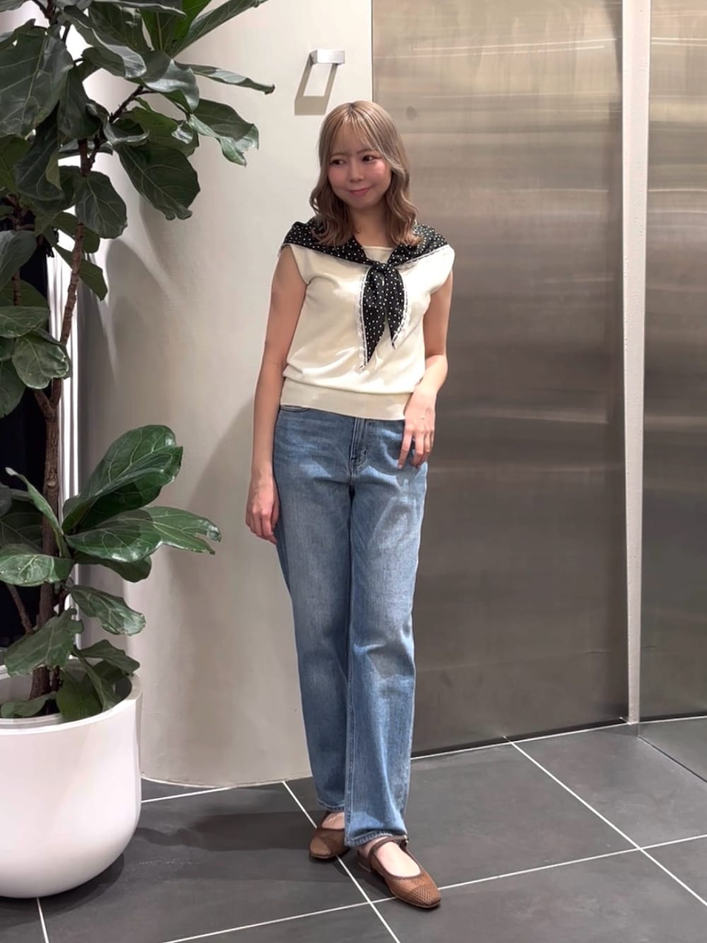 ホワイト系のニット/セーター、ブルー系のデニムパンツ、ブラウン系のサンダルを着用したレディースの夏コーディネートの4枚目の写真