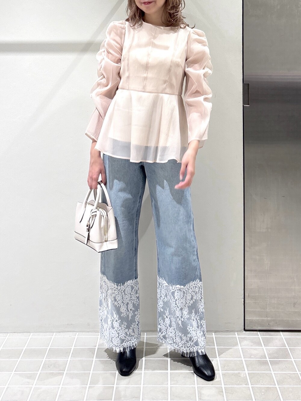 ベージュ系のシャツ/ブラウス、ブルー系のデニムパンツ、ホワイト系のトートバッグを着用したレディースの夏コーディネートの5枚目の写真