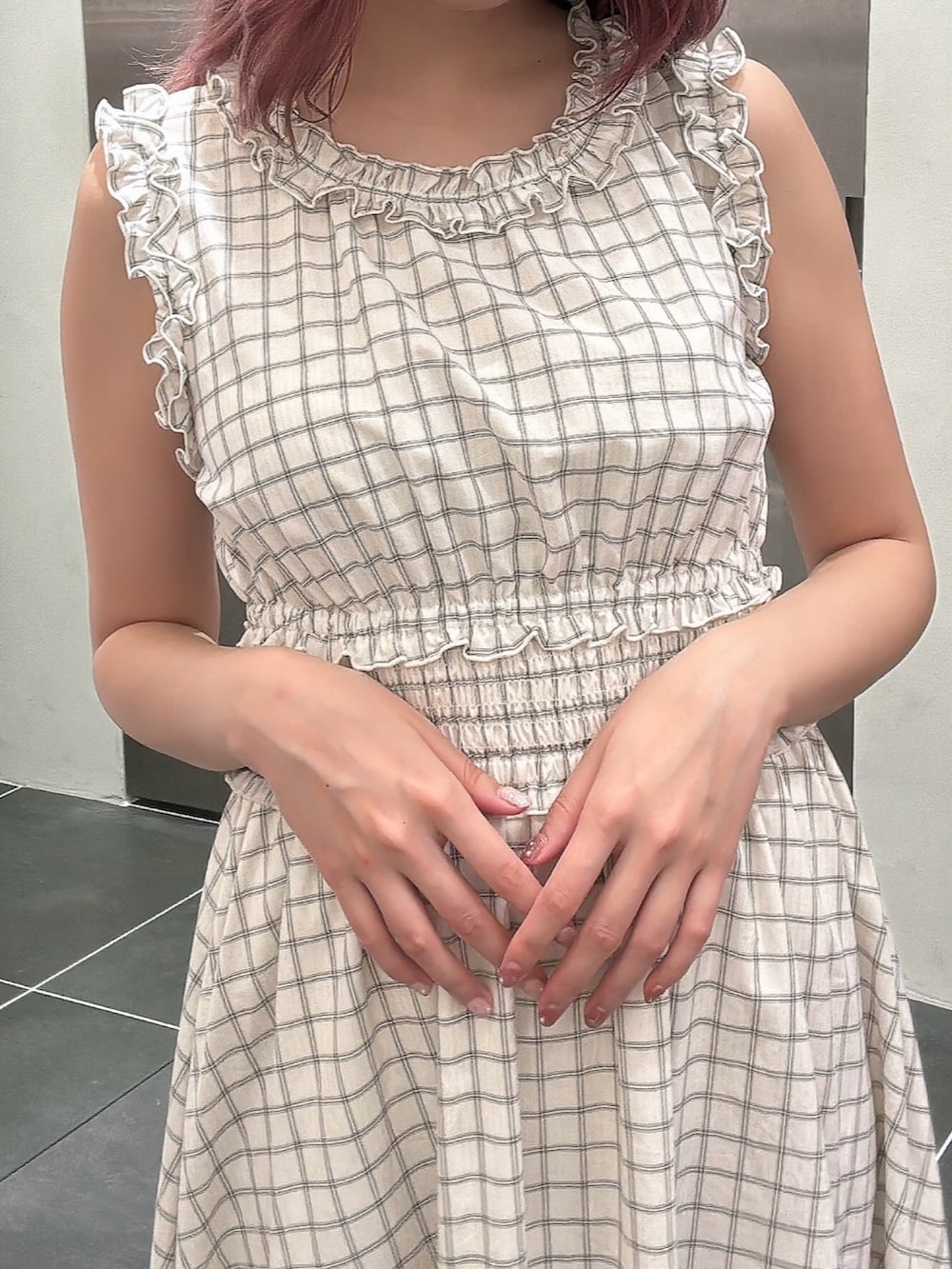 ホワイト系のワンピース、ブラック系のサンダルを着用したレディースの夏コーディネートの7枚目の写真
