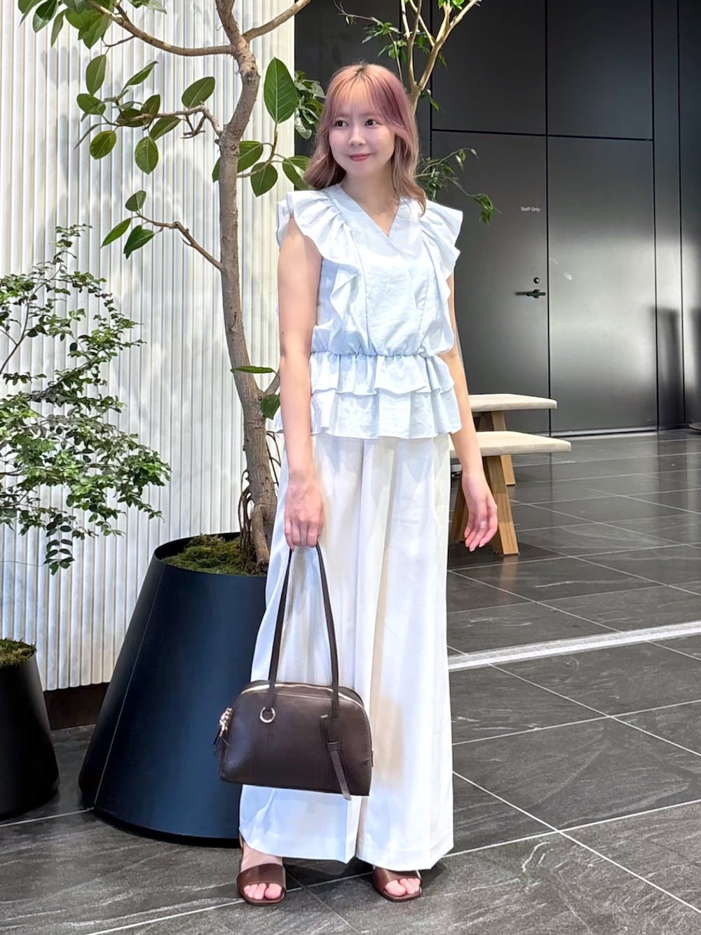 ブルー系のシャツ/ブラウス、ホワイト系のその他パンツ、ブラウン系のボストンバッグを着用したレディースの夏コーディネートの6枚目の写真