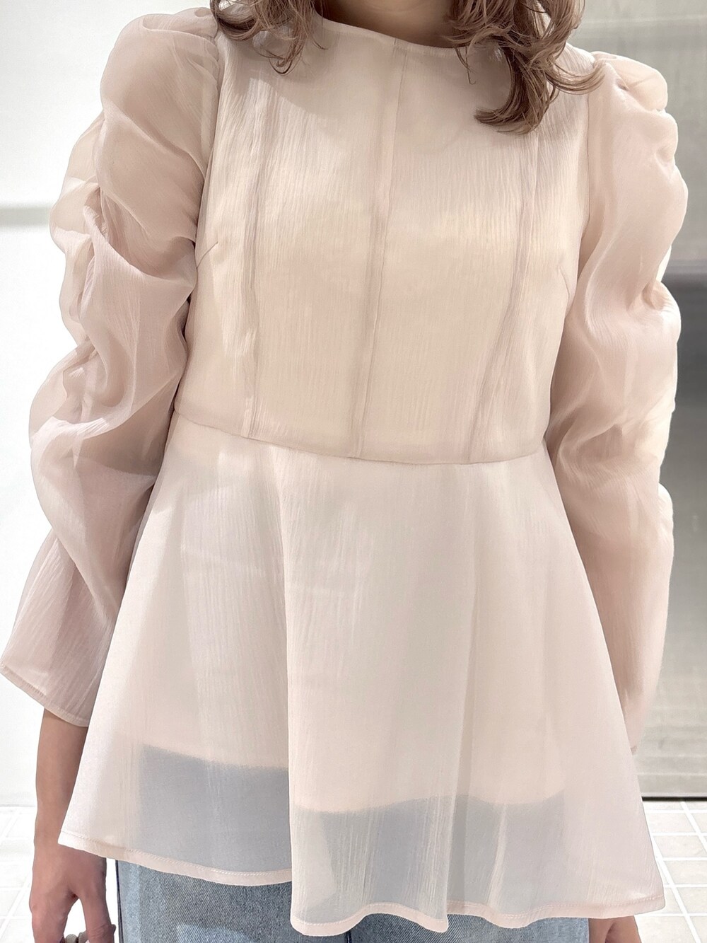 ベージュ系のシャツ/ブラウス、ブルー系のデニムパンツ、ホワイト系のトートバッグを着用したレディースの夏コーディネートの8枚目の写真