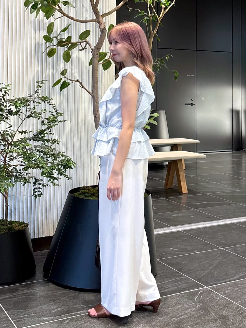 ブルー系のシャツ/ブラウス、ホワイト系のその他パンツ、ブラウン系のボストンバッグを着用したレディースの夏コーディネートの7枚目の写真
