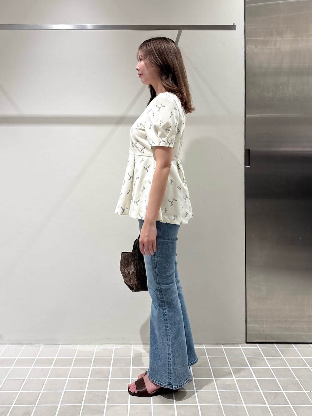 ホワイト系のシャツ/ブラウス、ブルー系のデニムパンツ、ブラウン系のトートバッグを着用したレディースの夏コーディネートの6枚目の写真