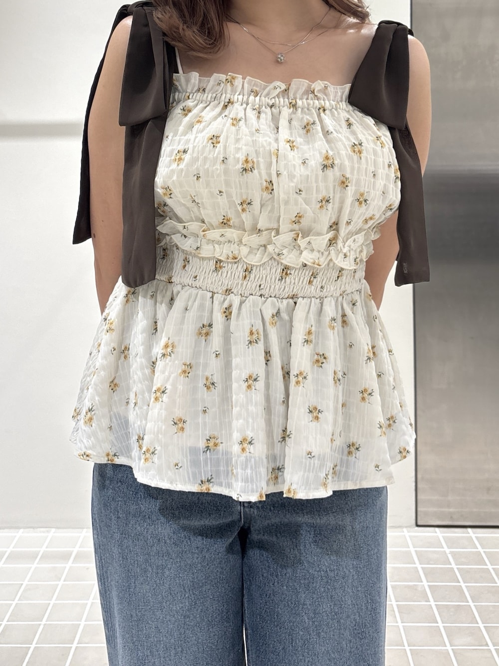 ベージュ系のシャツ/ブラウス、ブルー系のデニムパンツ、イエロー系のトートバッグを着用したレディースの夏コーディネートの7枚目の写真