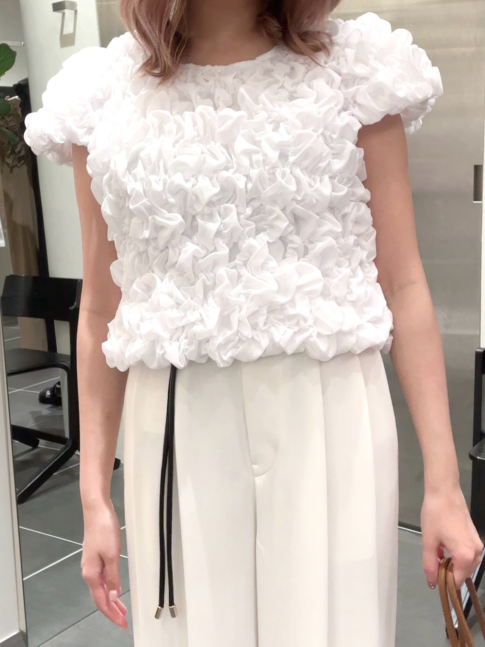 ホワイト系のその他パンツ、ホワイト系のシャツ/ブラウス、ブラウン系のボストンバッグを着用したレディースの夏コーディネートの6枚目の写真