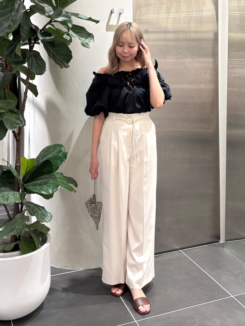 ブラック系のシャツ/ブラウス、ホワイト系のその他パンツ、ブラウン系のサンダルを着用したレディースの夏コーディネートの2枚目の写真