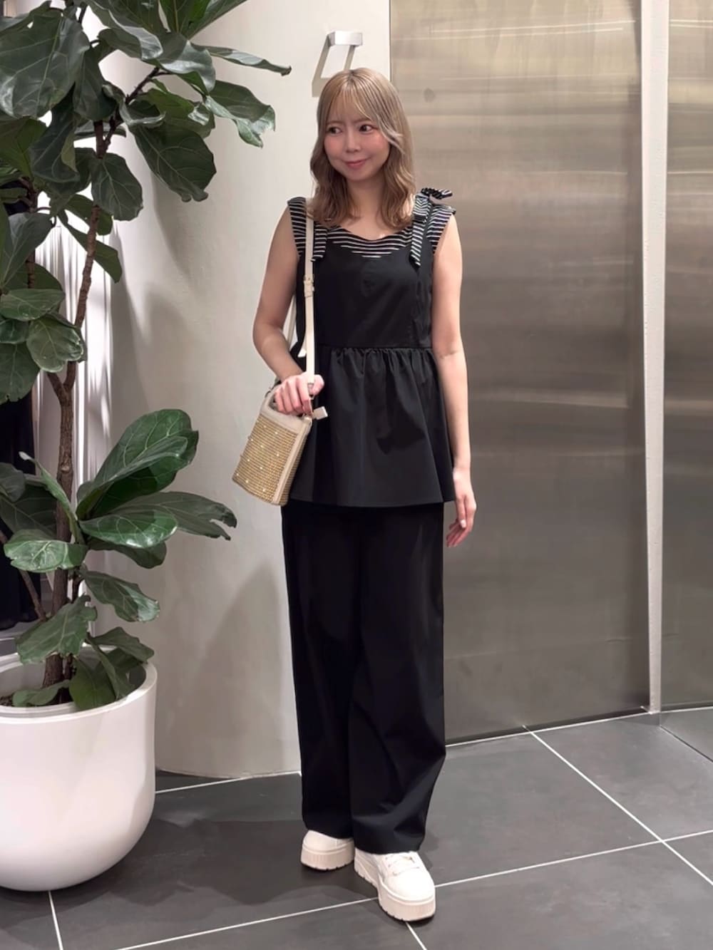ブラック系のつなぎ/オールインワン、ホワイト系のショルダーバッグ、ブルー系のTシャツ/カットソーを着用したレディースの夏コーディネートの5枚目の写真