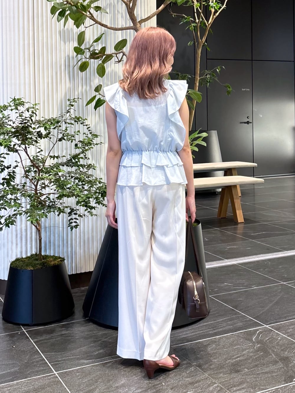 ブルー系のシャツ/ブラウス、ホワイト系のその他パンツ、ブラウン系のボストンバッグを着用したレディースの夏コーディネートの8枚目の写真