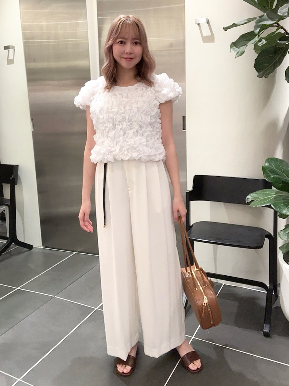 ホワイト系のその他パンツ、ホワイト系のシャツ/ブラウス、ブラウン系のボストンバッグを着用したレディースの夏コーディネートの2枚目の写真
