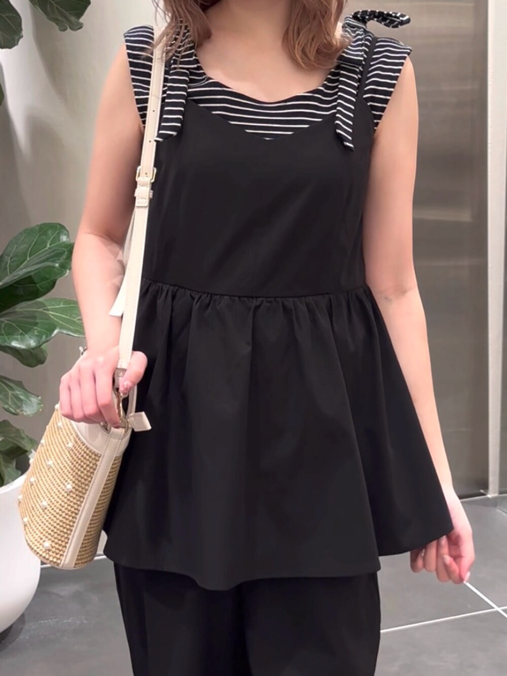 ブラック系のつなぎ/オールインワン、ホワイト系のショルダーバッグ、ブルー系のTシャツ/カットソーを着用したレディースの夏コーディネートの7枚目の写真