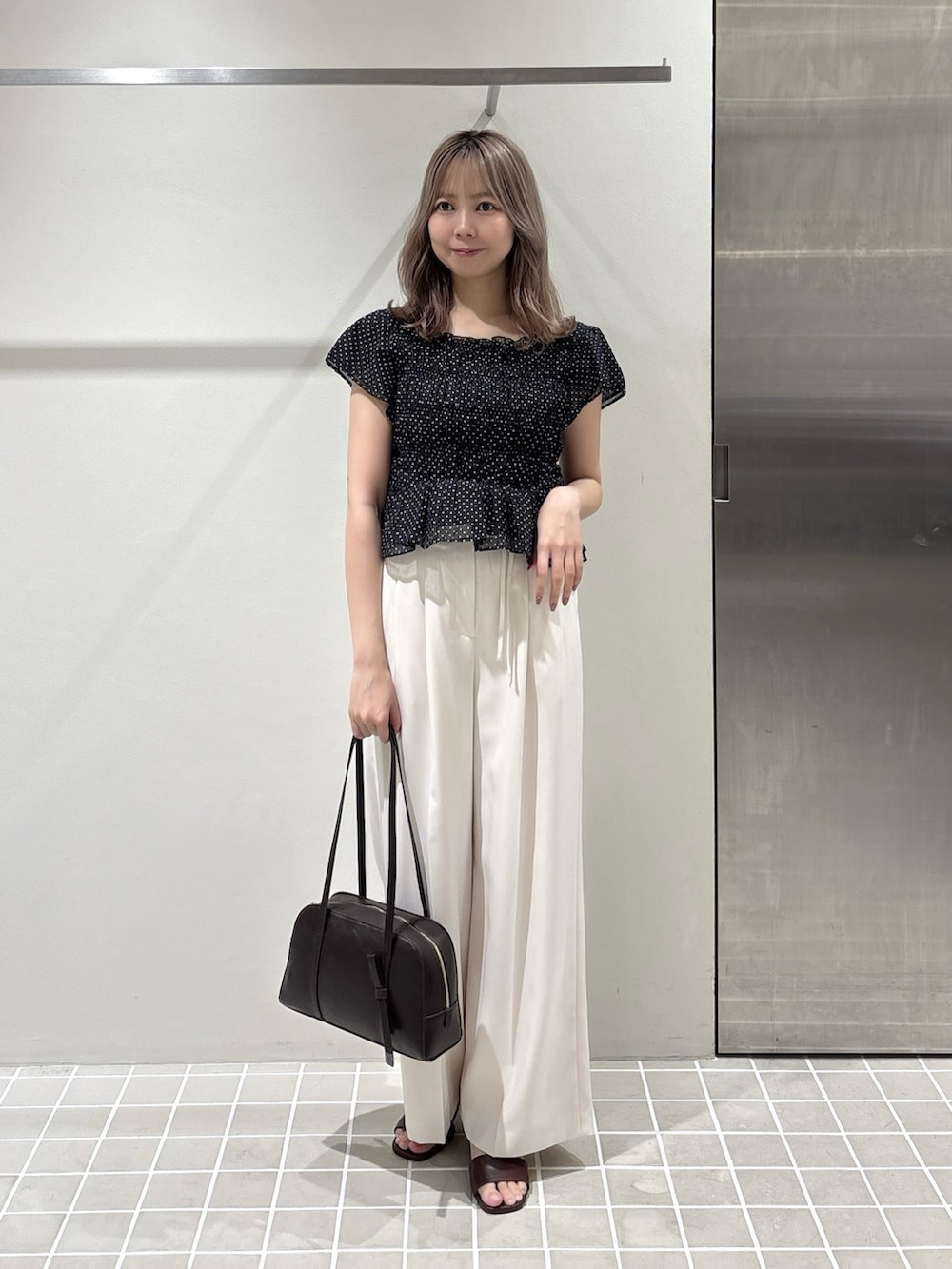 ホワイト系のその他パンツ、ブラウン系のボストンバッグ、ブラウン系のサンダルを着用したレディースの夏コーディネートの4枚目の写真