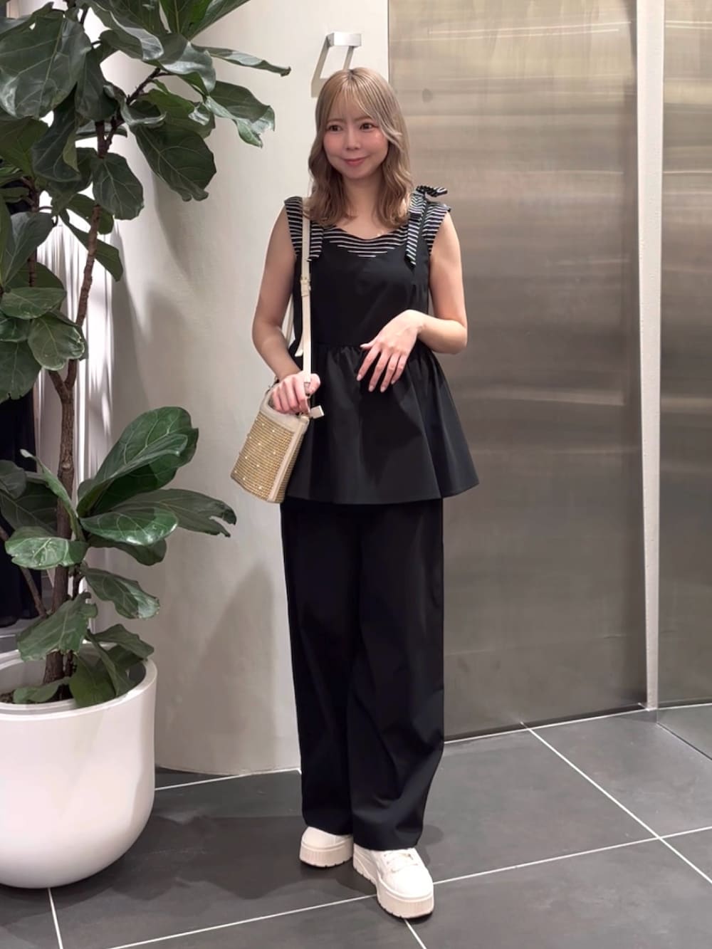 ブラック系のつなぎ/オールインワン、ホワイト系のショルダーバッグ、ブルー系のTシャツ/カットソーを着用したレディースの夏コーディネートの4枚目の写真