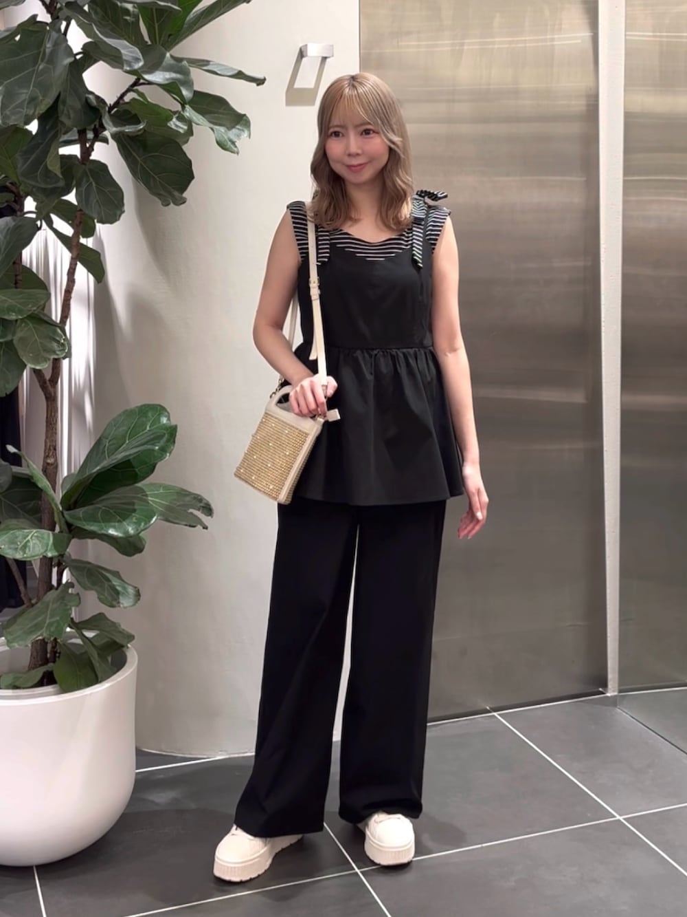 ブラック系のつなぎ/オールインワン、ホワイト系のショルダーバッグ、ブルー系のTシャツ/カットソーを着用したレディースの夏コーディネートの2枚目の写真