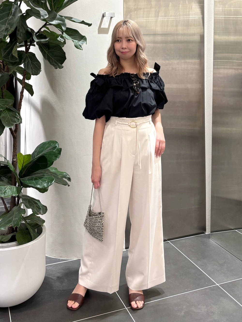 ブラック系のシャツ/ブラウス、ホワイト系のその他パンツ、ブラウン系のサンダルを着用したレディースの夏コーディネートの3枚目の写真