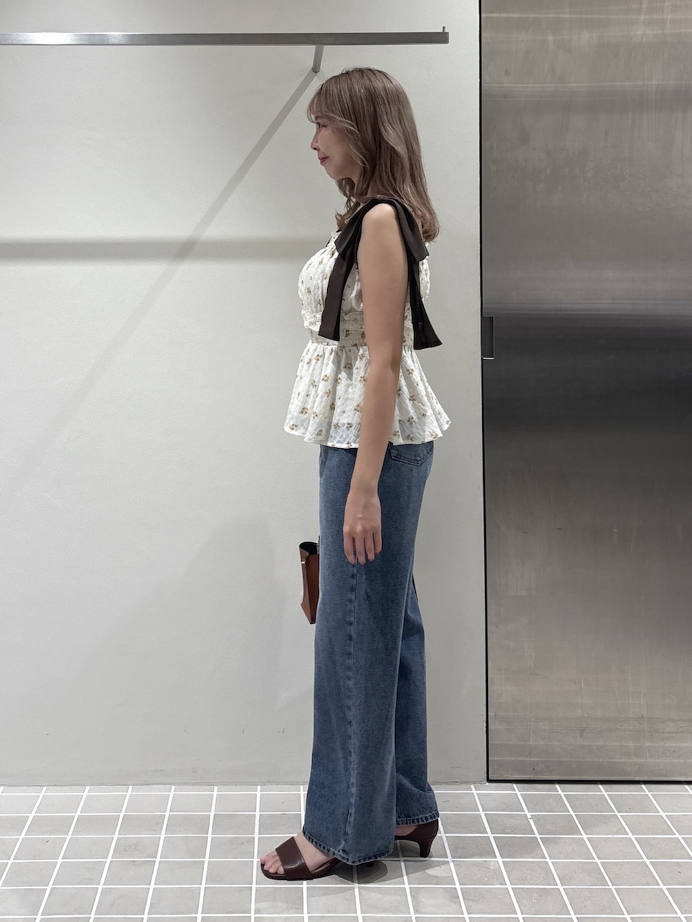 ベージュ系のシャツ/ブラウス、ブルー系のデニムパンツ、イエロー系のトートバッグを着用したレディースの夏コーディネートの5枚目の写真