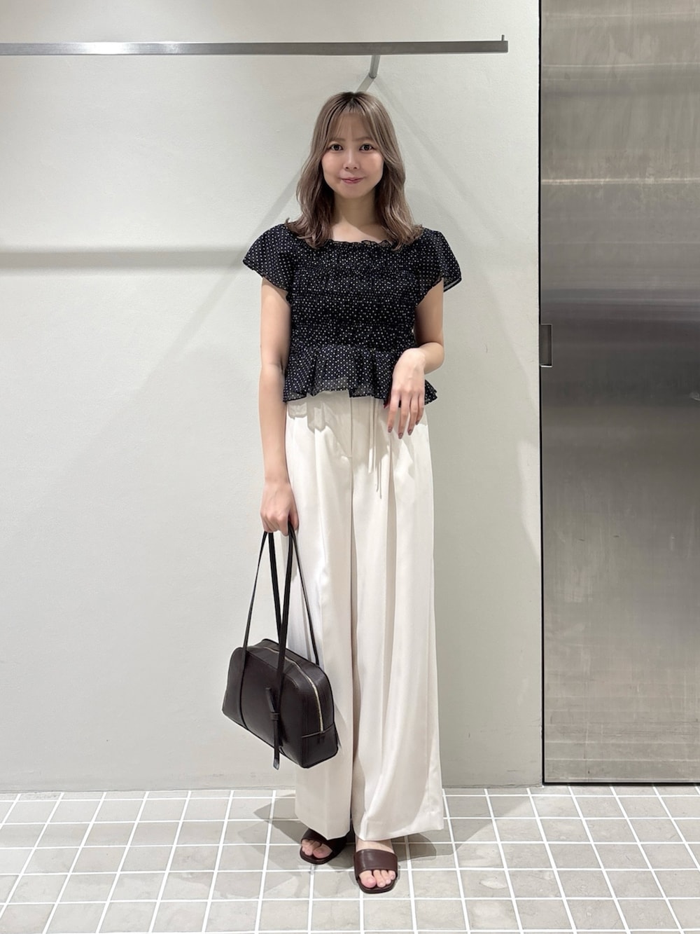 ホワイト系のその他パンツ、ブラウン系のボストンバッグ、ブラウン系のサンダルを着用したレディースの夏コーディネートの3枚目の写真