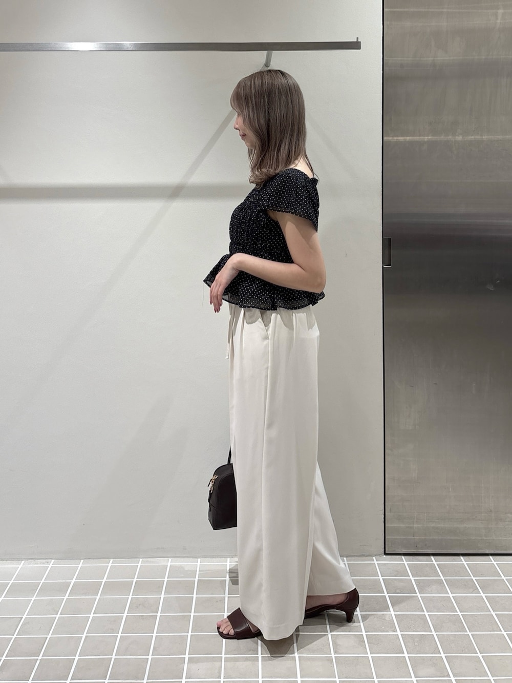 ホワイト系のその他パンツ、ブラウン系のボストンバッグ、ブラウン系のサンダルを着用したレディースの夏コーディネートの5枚目の写真