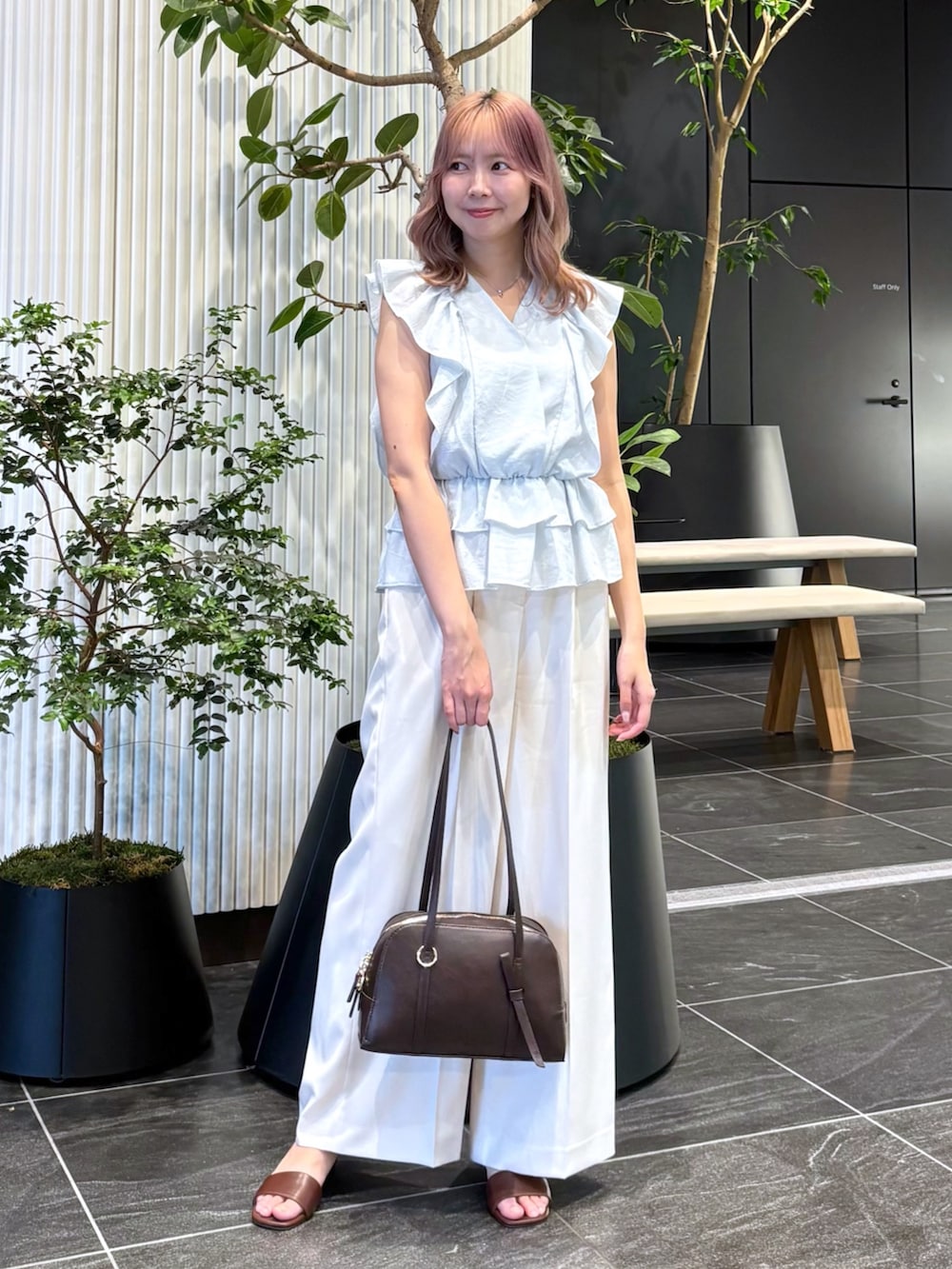 ブルー系のシャツ/ブラウス、ホワイト系のその他パンツ、ブラウン系のボストンバッグを着用したレディースの夏コーディネートの3枚目の写真