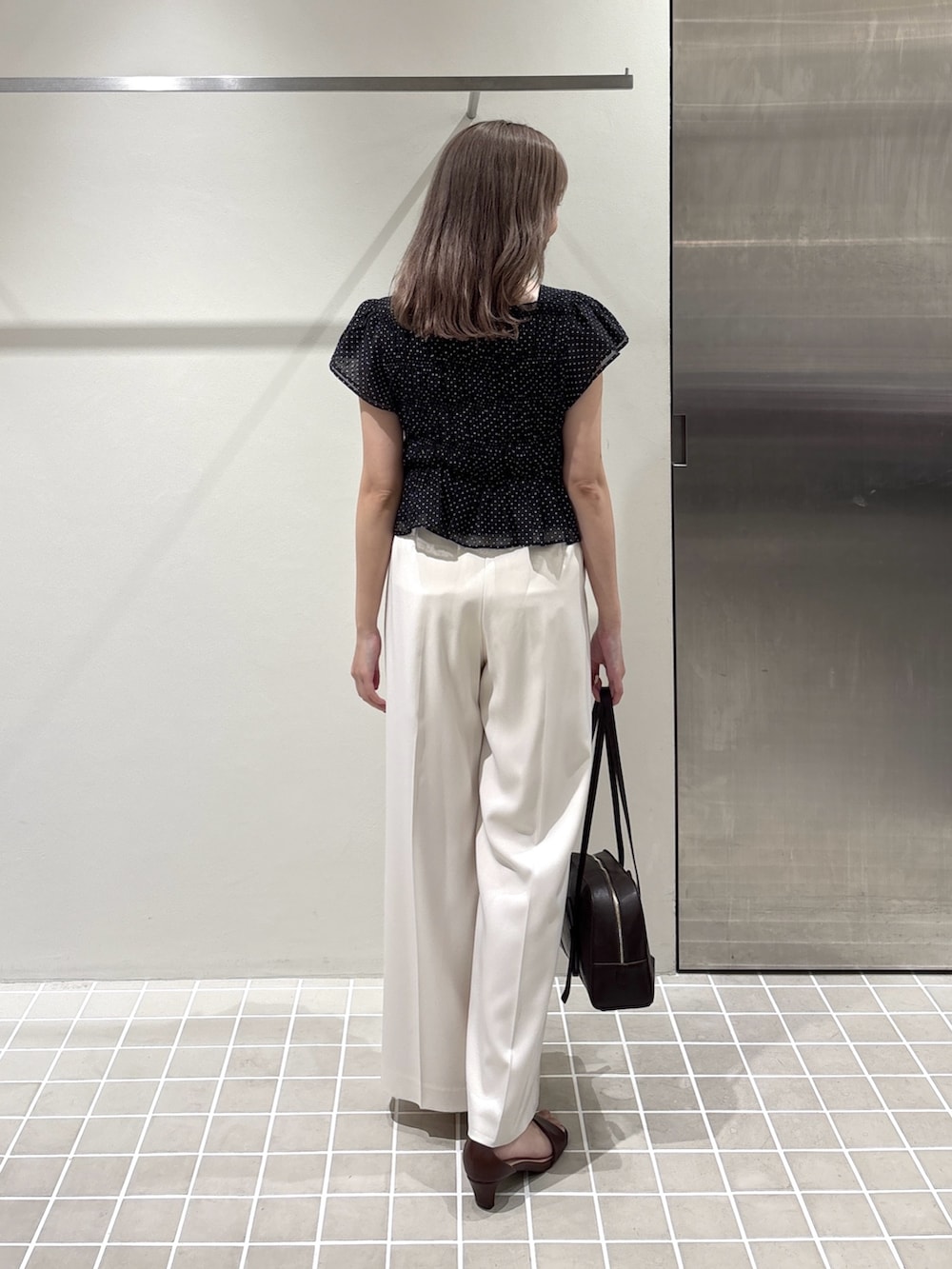 ホワイト系のその他パンツ、ブラウン系のボストンバッグ、ブラウン系のサンダルを着用したレディースの夏コーディネートの6枚目の写真