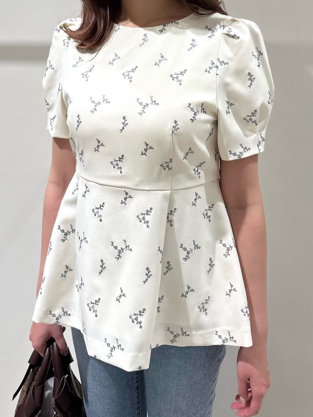 ホワイト系のシャツ/ブラウス、ブルー系のデニムパンツ、ブラウン系のトートバッグを着用したレディースの夏コーディネートの7枚目の写真