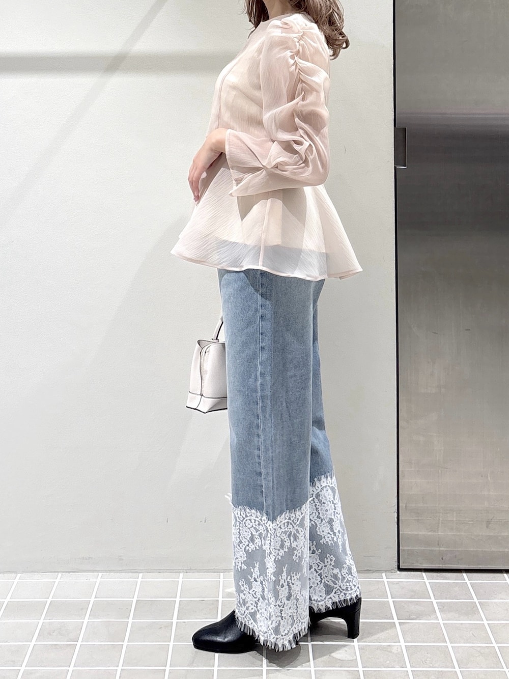 ベージュ系のシャツ/ブラウス、ブルー系のデニムパンツ、ホワイト系のトートバッグを着用したレディースの夏コーディネートの6枚目の写真