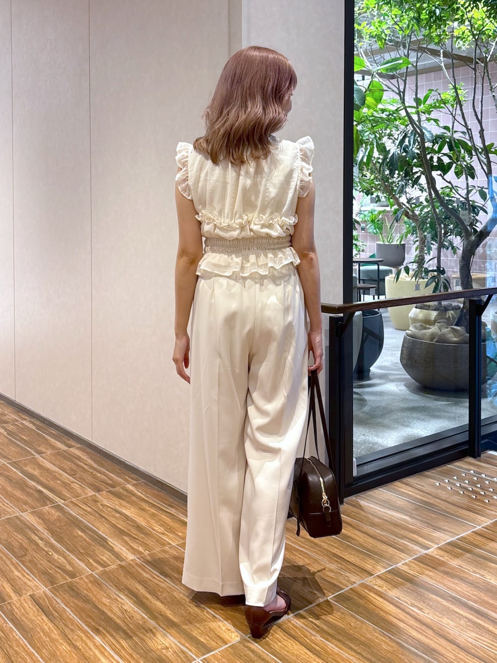 ホワイト系のシャツ/ブラウス、ホワイト系のその他パンツ、ブラウン系のボストンバッグを着用したレディースの夏コーディネートの8枚目の写真