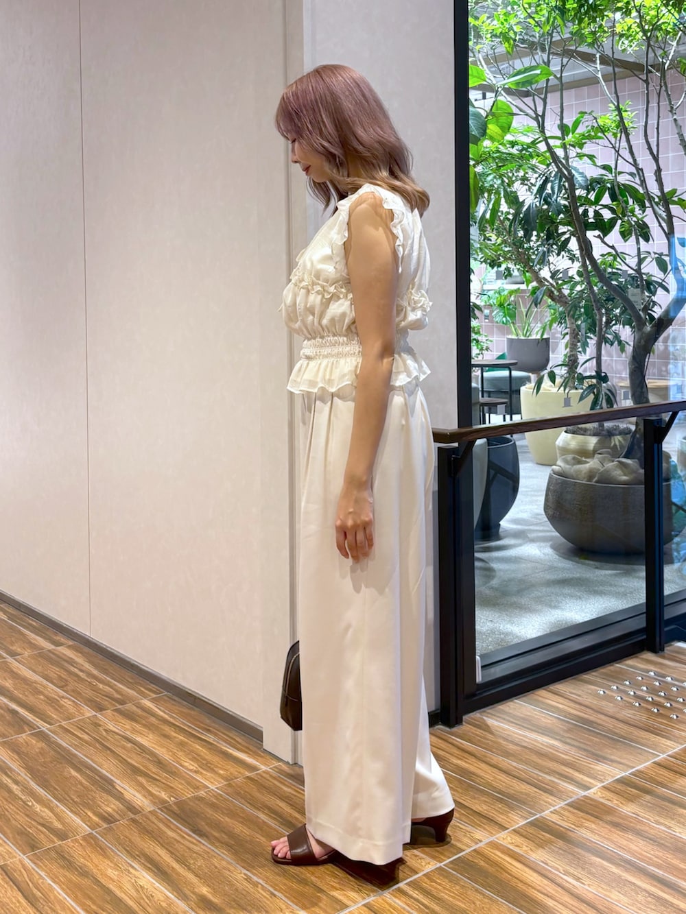 ホワイト系のシャツ/ブラウス、ホワイト系のその他パンツ、ブラウン系のボストンバッグを着用したレディースの夏コーディネートの7枚目の写真