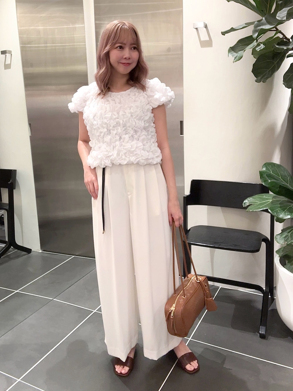 ホワイト系のその他パンツ、ホワイト系のシャツ/ブラウス、ブラウン系のボストンバッグを着用したレディースの夏コーディネートの3枚目の写真