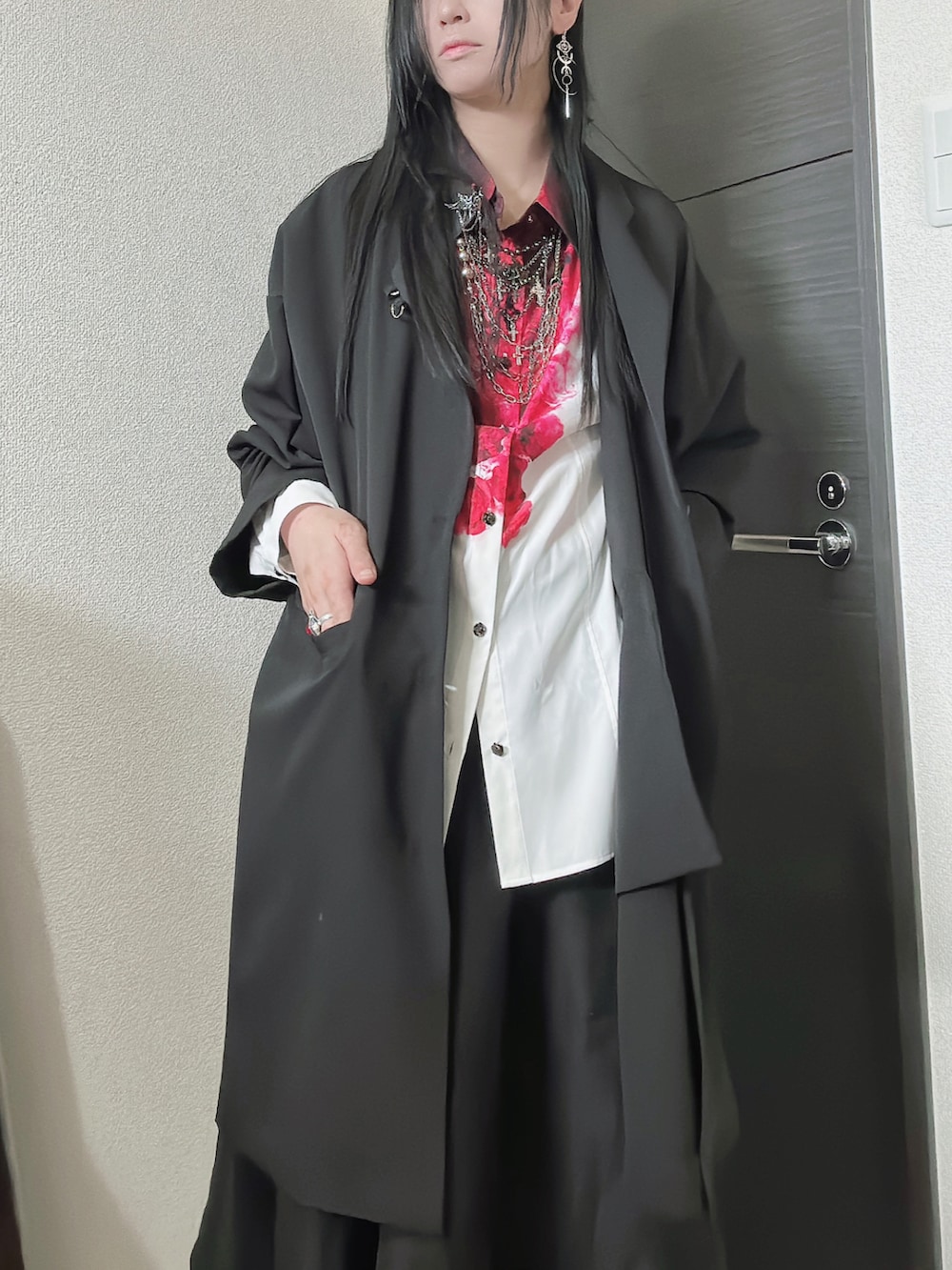ホワイト系のシャツ/ブラウス、ブラック系のジャケット/アウター、シルバー系のネックレスを着用したレディースの夏コーディネートの5枚目の写真