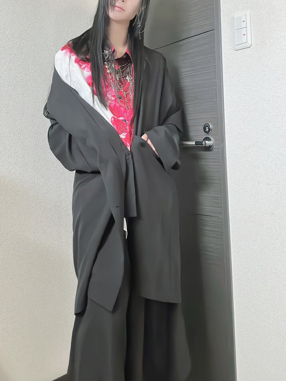 ホワイト系のシャツ/ブラウス、ブラック系のジャケット/アウター、シルバー系のネックレスを着用したレディースの夏コーディネートの3枚目の写真