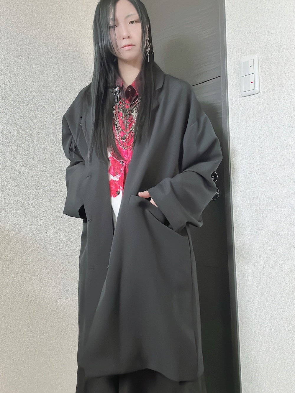 ホワイト系のシャツ/ブラウス、ブラック系のジャケット/アウター、シルバー系のネックレスを着用したレディースの夏コーディネートの4枚目の写真