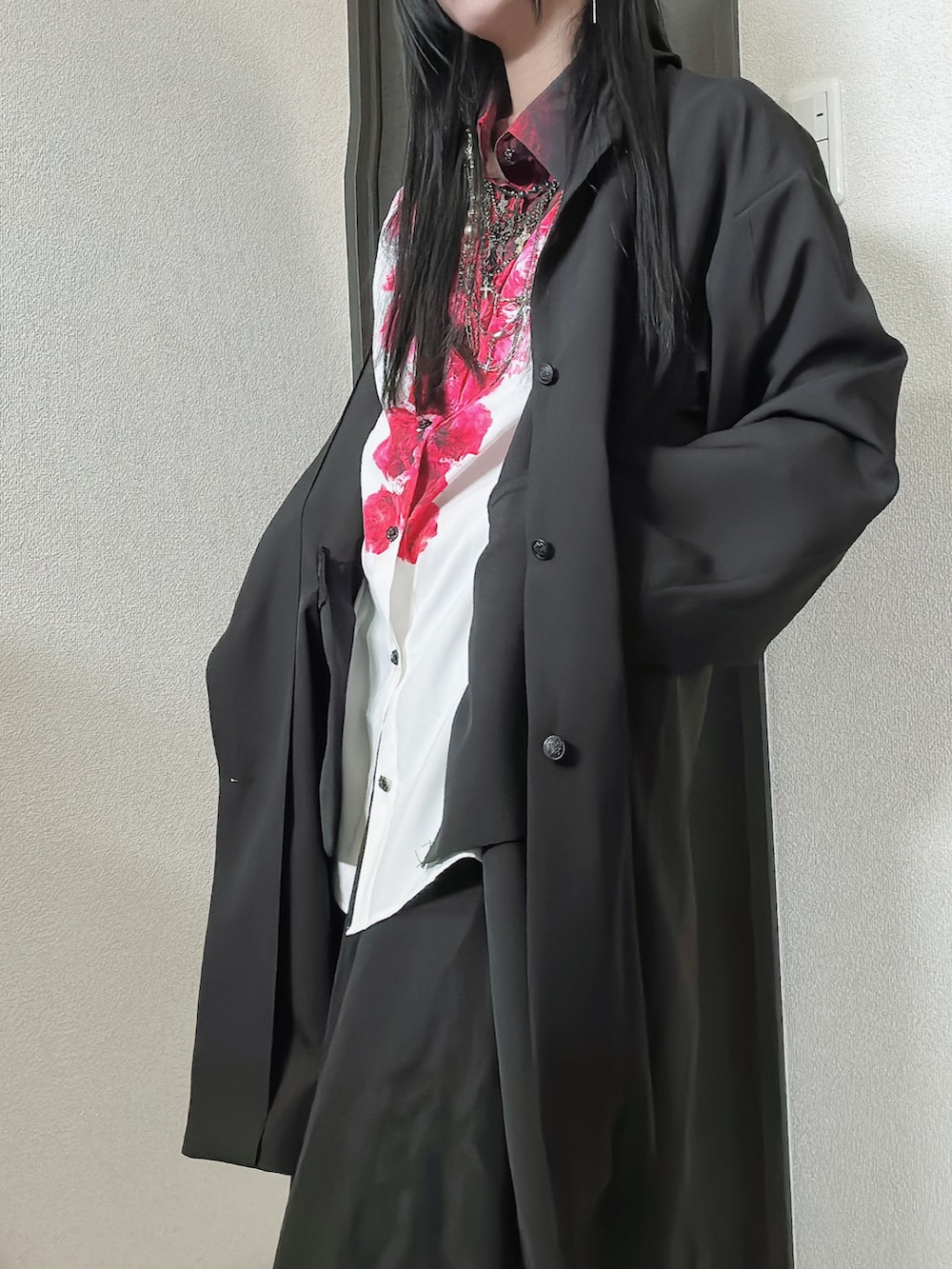 ホワイト系のシャツ/ブラウス、ブラック系のジャケット/アウター、シルバー系のネックレスを着用したレディースの夏コーディネートの2枚目の写真