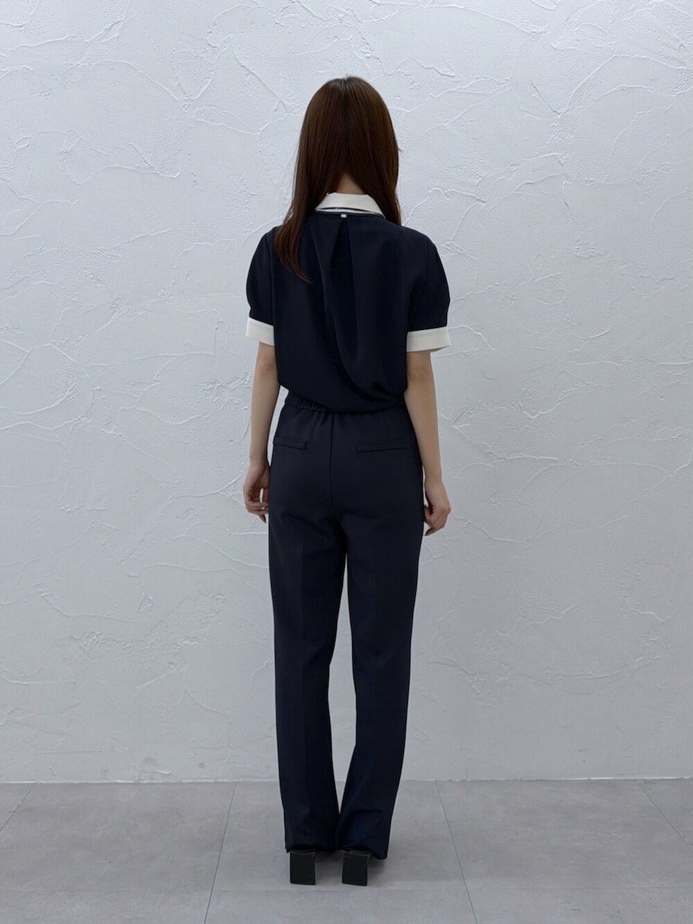 ブルー系のスラックス、ブルー系のシャツ/ブラウスを着用したレディースの夏コーディネートの5枚目の写真